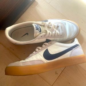 Nike Sneakers (7 Mens / 9 Womens)